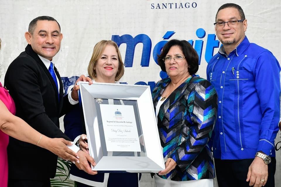 Minerd-entrega-Premio-al-Merito-Magisterial-2024-a-la-maestra-Daysi-Diaz