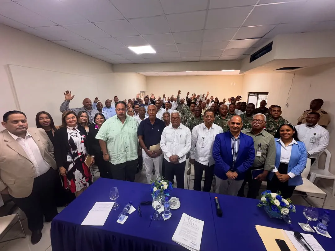 📍 Reunión Estratégica NacionalEl director general de Bienes Nacionales y director Ejecutivo honorífico del CEA, Dr. Rafael Burgos Gómez, sostuvo un importante encuentro con los encargados regionales y provincia