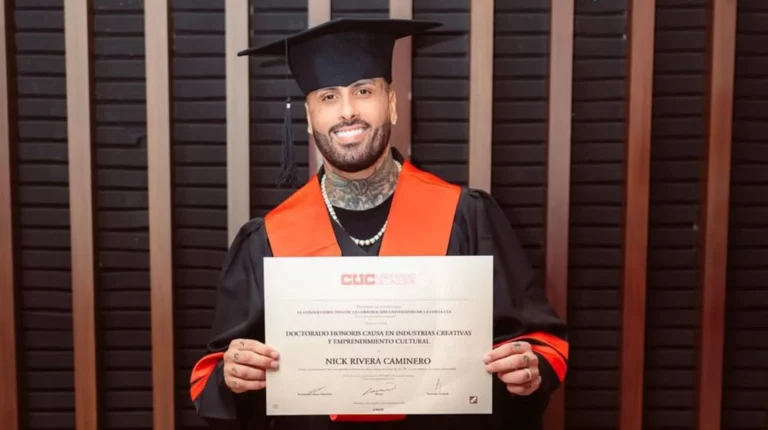 nicky-jam-sujetando-el-titulo-honoris-causa-de-la-universidad-de-la-costa-colombia-16-9-aspect-ratio_da39-768x430