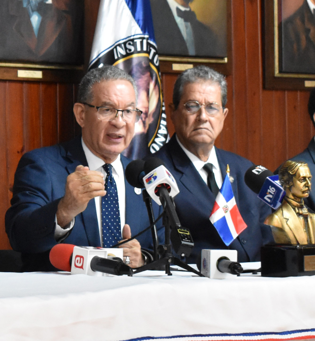 Foto-2-El-doctor-Wilson-Gomez-y-el-arquitecto-Jacinto-Pichardo-scaled