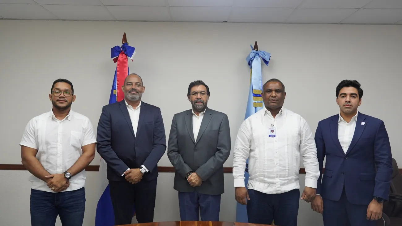 Olmedo Caba Romano y Vladimir Viloria, representantes de INDRHI y CORAAVEGA, respectivamente, socializan mejoras al suministro de agua en La Vega.