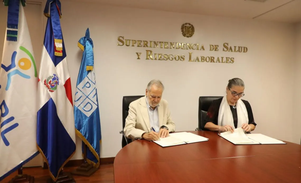 SISALRIL-y-PNUD-firmando-acuerdo-1140x694