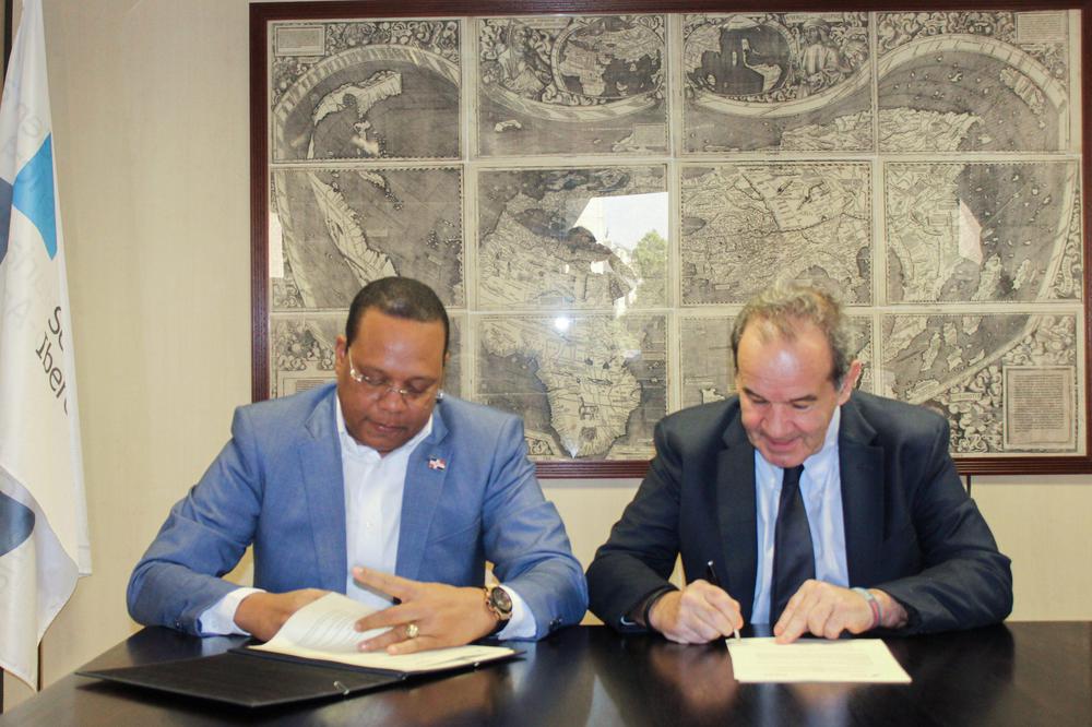 Director-ejecutivo-de-Pro-Consumidor-Eddy-Alcantara-y-el-Secretario-General-Iberoamericano-Andres-Allamand-firman-acuerdo-scaled