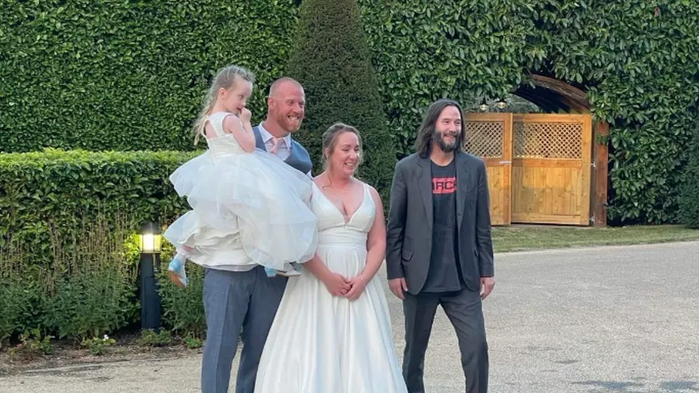keanu-reeves-presenta-sorpresa-boda-pareja-que-invito-bar_98