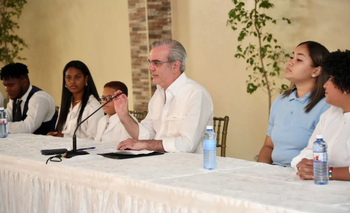 Abinader-con-jovenes-1140x694