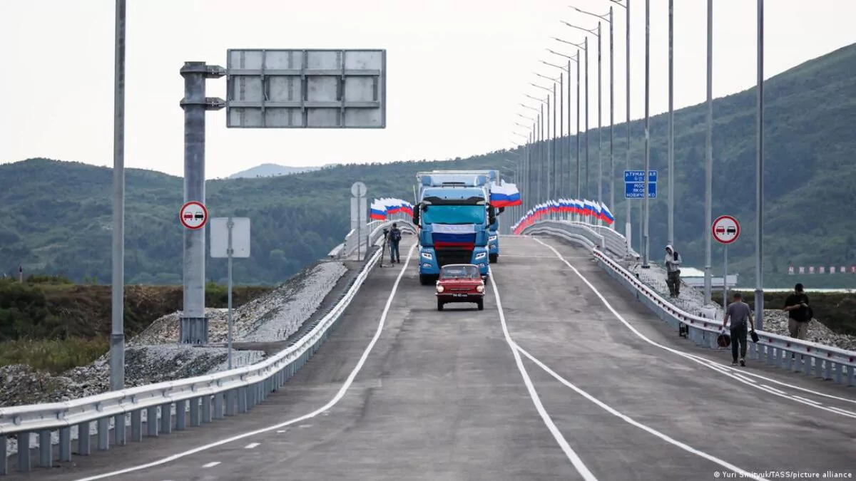 rusia-y-corea-del-norte-inauguran-un-puente-que-les-une-por-primera-vez-por-carr-20260907-133839-op6S-1200x675