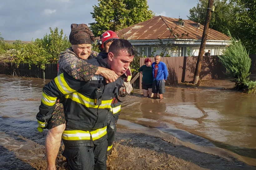 Hombre-rescata-a-nino-inundacion