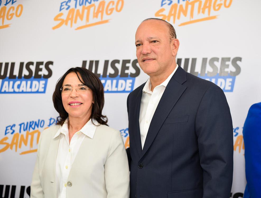 Ulises-Rodriguez-presenta-a-la-doctora-Mariana-Moreno-Garcia-como-candidata-a-vicealcaldesa-de-Santiago_