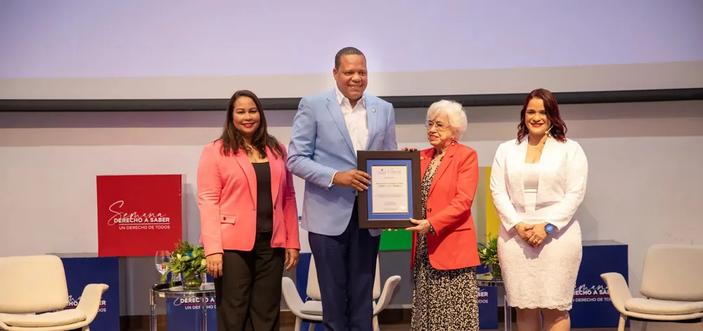 El-director-ejecutivo-de-Pro-Consumidor-recibe-reconocimiento-por-la-DIGEIG-2048x964