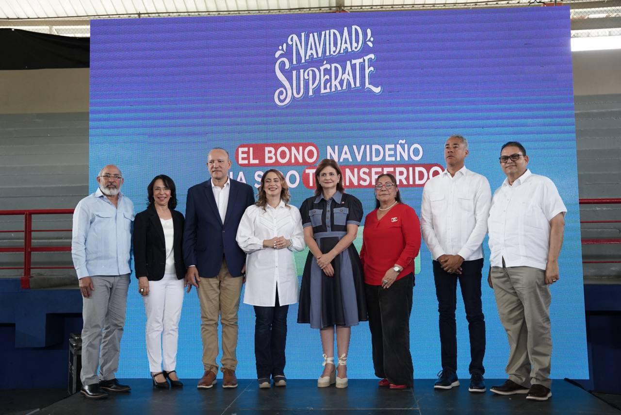La vicepresidenta Raquel Peña, la directora de Supérate Gloria Reyes, junto a funcionarios y autoridades locales de Santiago, durante el acto de inicio del Bono Navideño Digital
