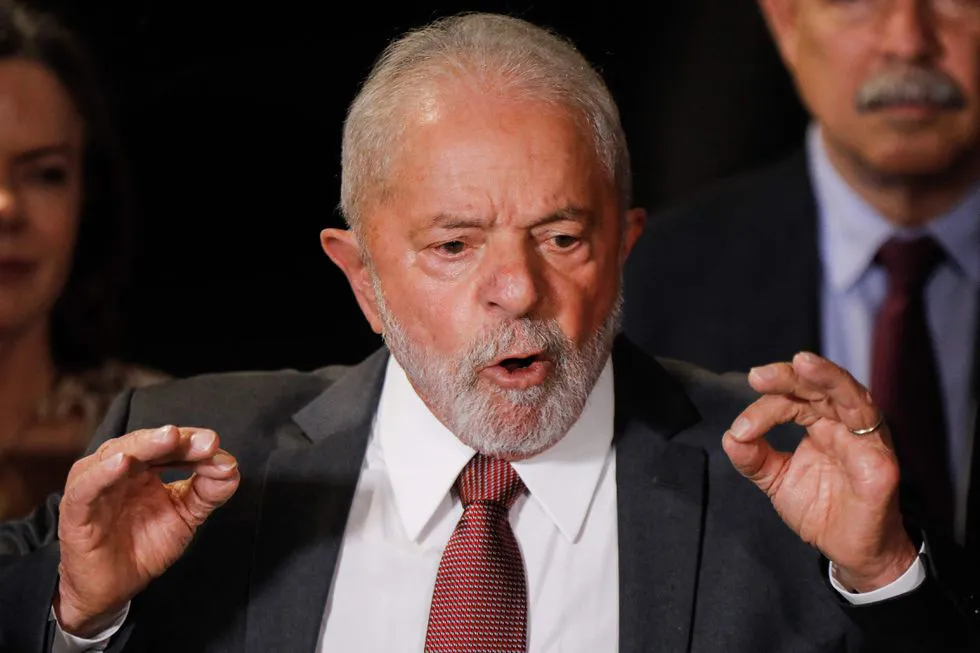 Lula-presidente-electo-habla-este-miercoles-con-la-prensa-tras-reunirse-con-las-cupulas-del-Poder-Legislativo-y-Judicial-en-Brasilia.