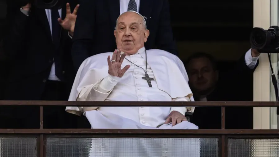 cortesia-papa-francisco-saludo-a-fieles-catolicos-en-su-primera-aparicio-38485