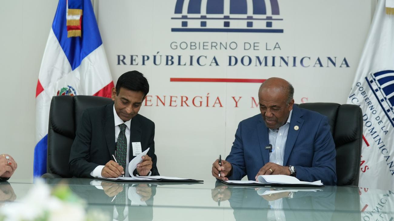 Firma convenio, Joshua Wycliff jefe operaciones de la secretaria  de la isa  y Antonio ALmonte Ministro del MEM