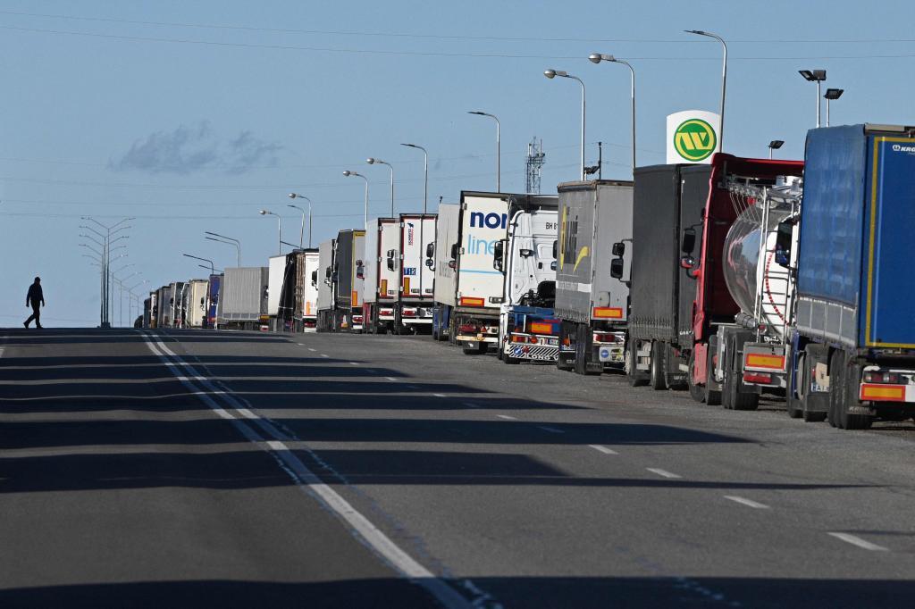 Unos 2.800 camiones ucranianos esperan a poder cruzar a Polonia