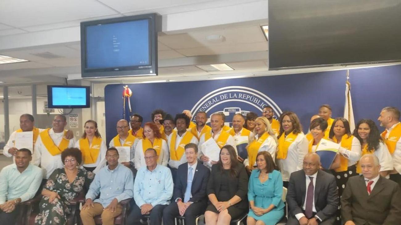 En total, 51 particiapntes recibieron certificados en el primer programa de valicación a dominicanos y dominicanas en el exterior