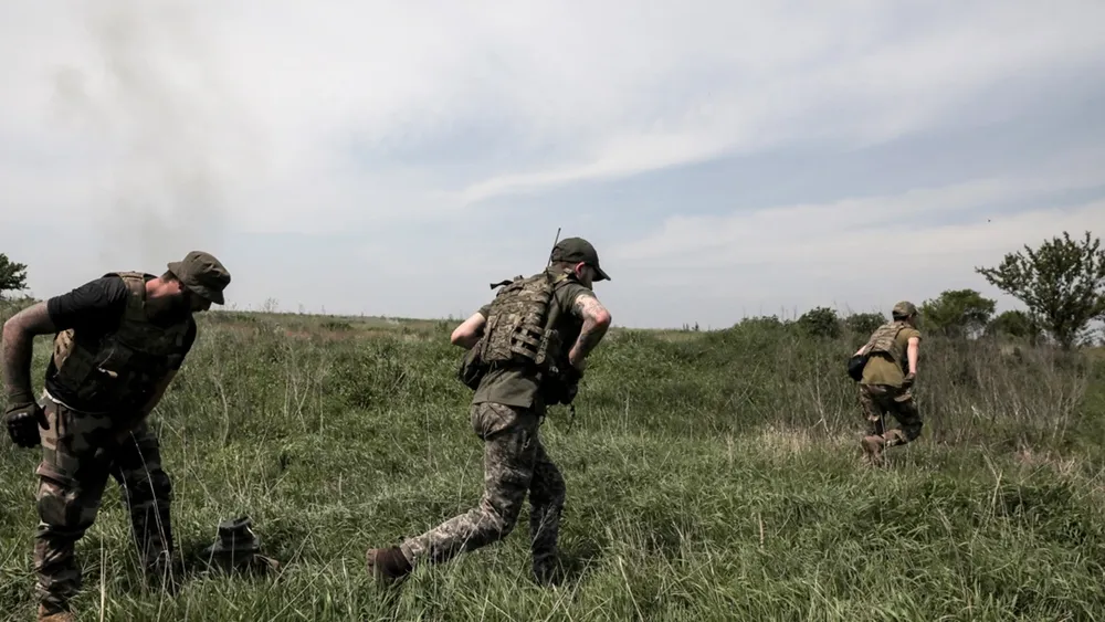 militares-ucranianos-abandonan-posicion-cerca-frente-bajmut_98