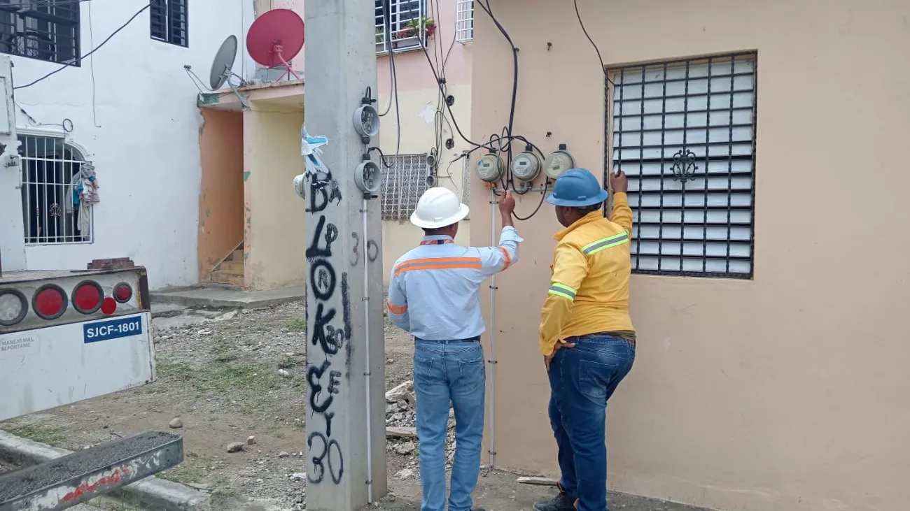 Tecnicos realizan corte