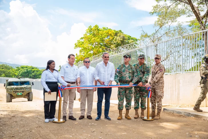 Republica-Dominicana-inaugura-el-primer-tramo-de-su-muro-fronterizo-con-Haiti-728x486