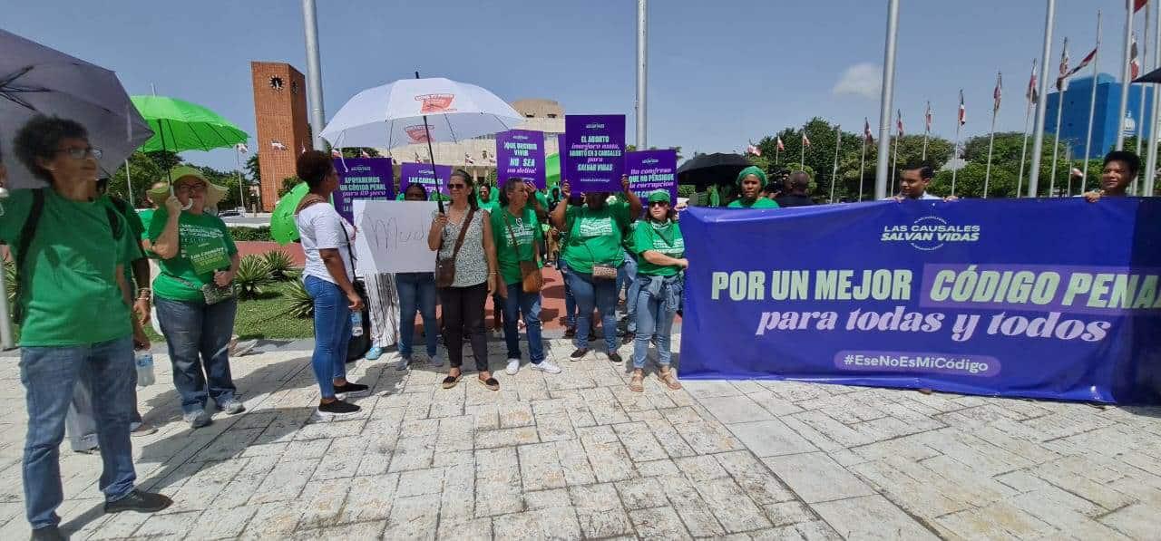grupos-protestan-en-el-congreso-contra-codigo-penal-sin-tres-causales