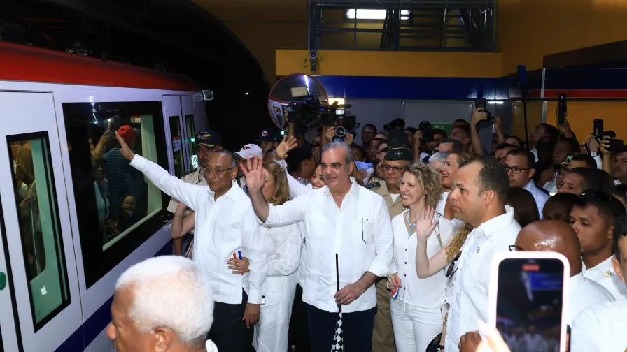 luis-abinader-entrega-nuevos-vagones-del-metro-de-santo-domingo-focus-0-0-896-504