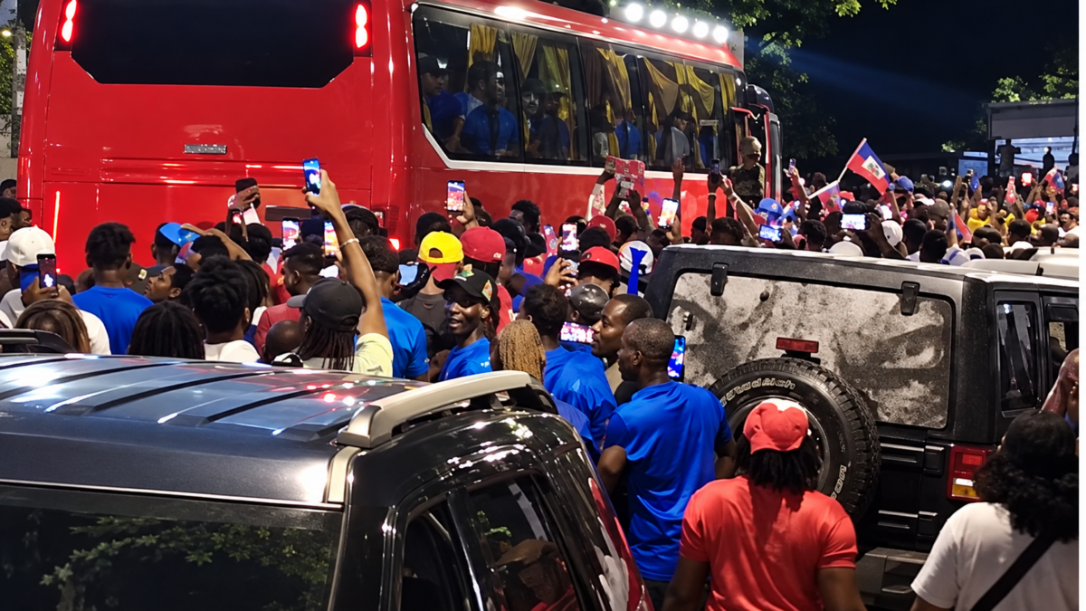 caos-en-los-alrededores-del-felix-sanchez-previo-al-partido-entre-rd-y-haiti-20261002-002845-FUrr-1200x675