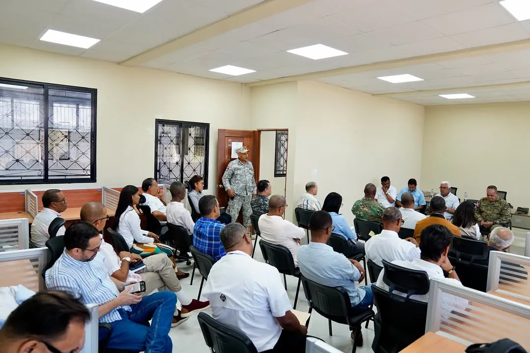 Compromiso con el buen funcionamiento de las oficinas gubernamentalesNuestro Director General de @dgbnrdo y @cea_rd, Dr. Rafael A. Burgos Gómez, se reunió con los representantes de las instituciones que ope (1)