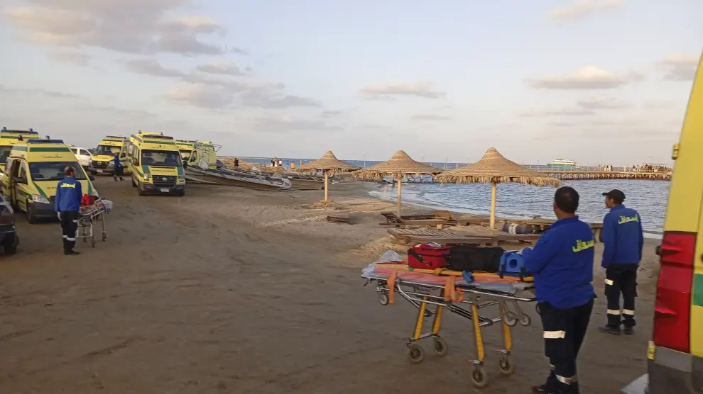 rescatistas-en-la-playa-de-marsa-alam-egipto-despues-de-que-un-yate-turistico-se-hundiera-en-el-mar-rojo