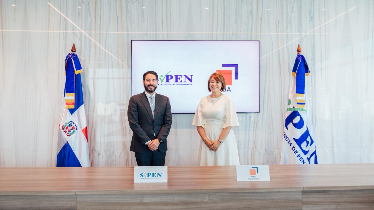 Francisco A. Torres, superintendente de Pensiones y Rosanna Ruiz, presidenta de la Asociación de Bancos Múltiples.