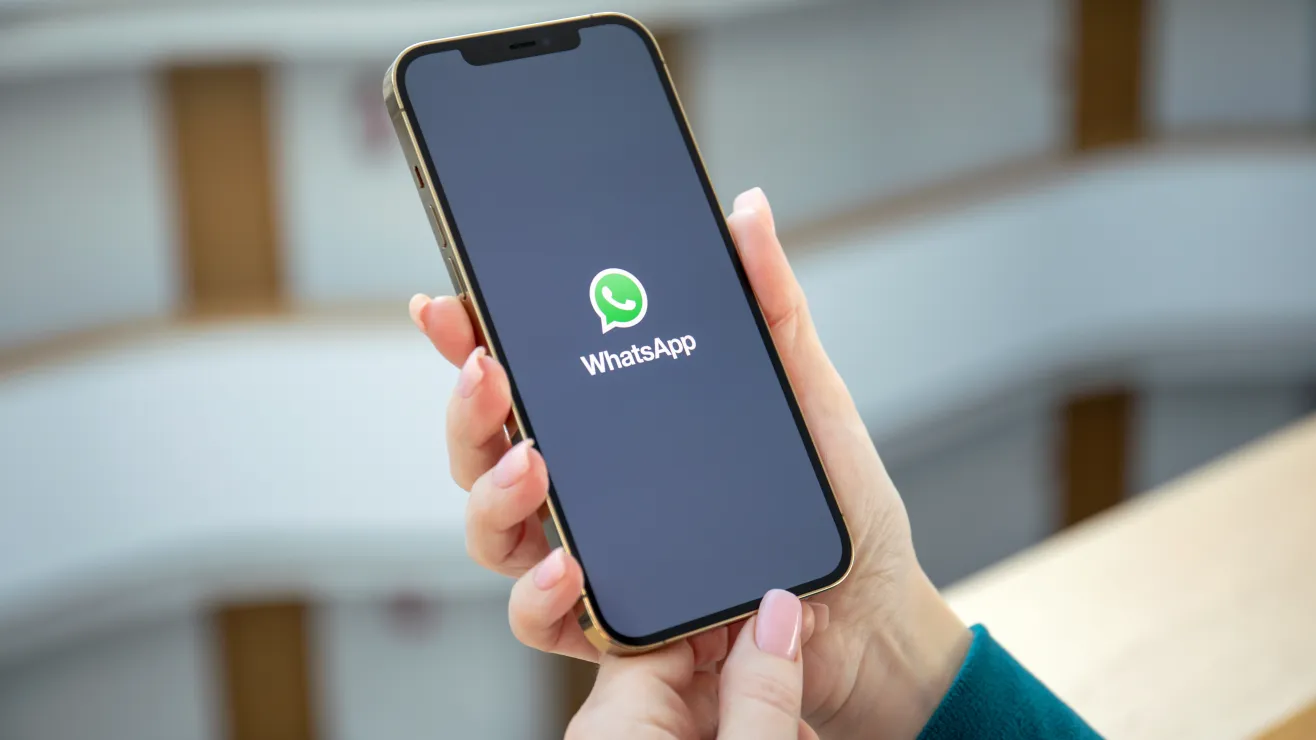 WhatsApp-limitara-el-envio-de-mensajes-Cuantos-podras-mandar-al-mes-y-a-quienes-afecta-shutterstock_1901696797