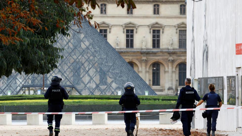 w980-p16x9-Police at Louvre