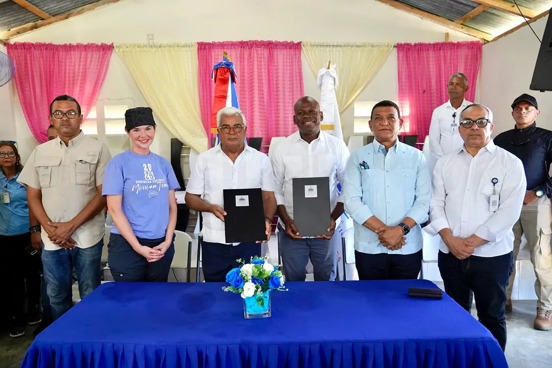 🤝 CEA y Fundación Buen Samaritano firman acuerdo en favor de los bateyesEl Consejo Estatal del Azúcar (CEA) y la Fundación Hospital General El Buen Samaritano firmaron un acuerdo de cooperación interinstit (1)