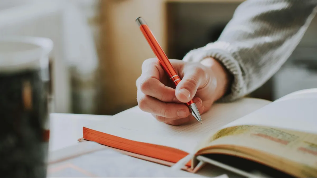 un-joven-con-cuadernos-de-estudio_74e2