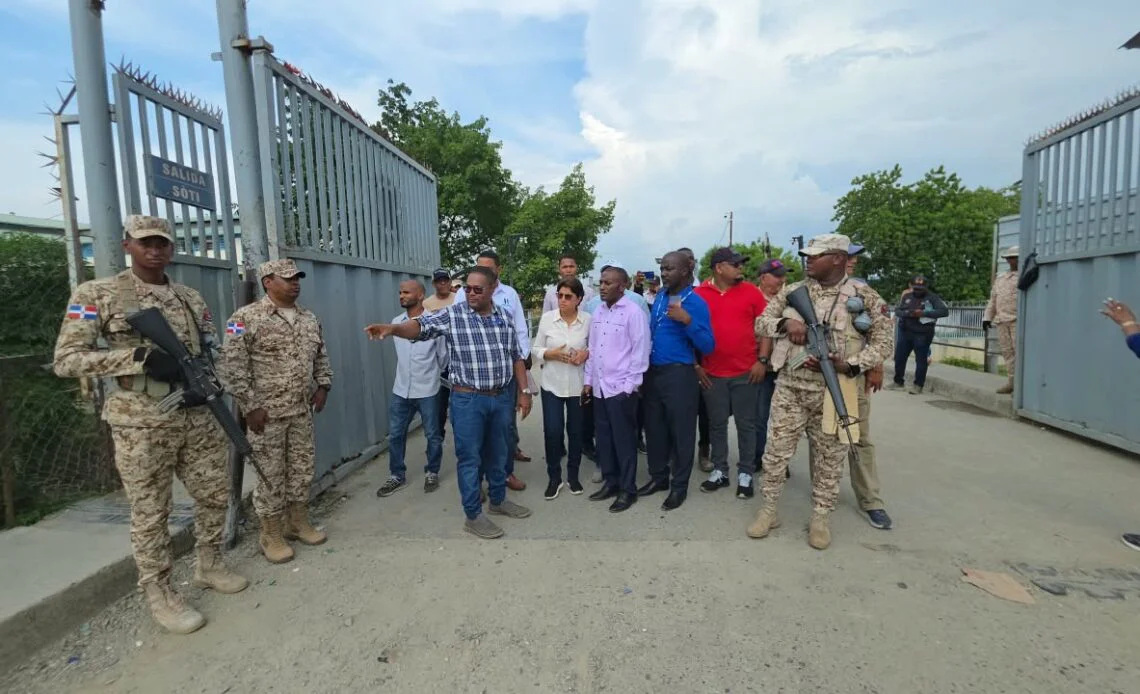 Autoridades-dominicanas-y-haitianas-coordinan-intervencion-del-puente-binacional-1140x694