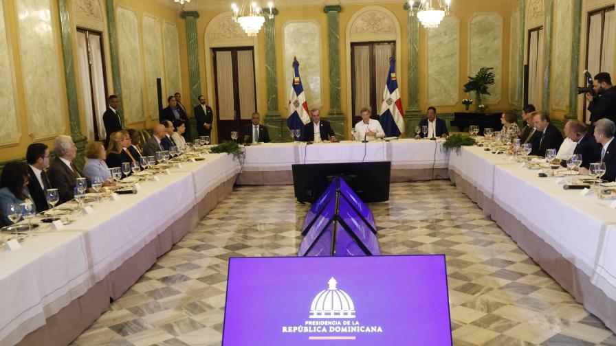 Reunion-Abinader-y-embajadores
