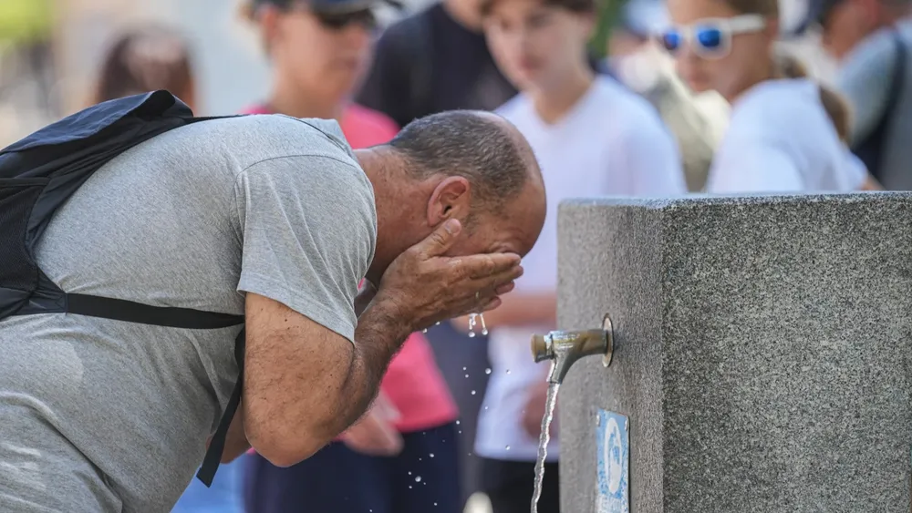 europapress_6103785_hombre_refresca_fuente_publica_05_julio_2024_sevilla_andalucia_espana_cropped