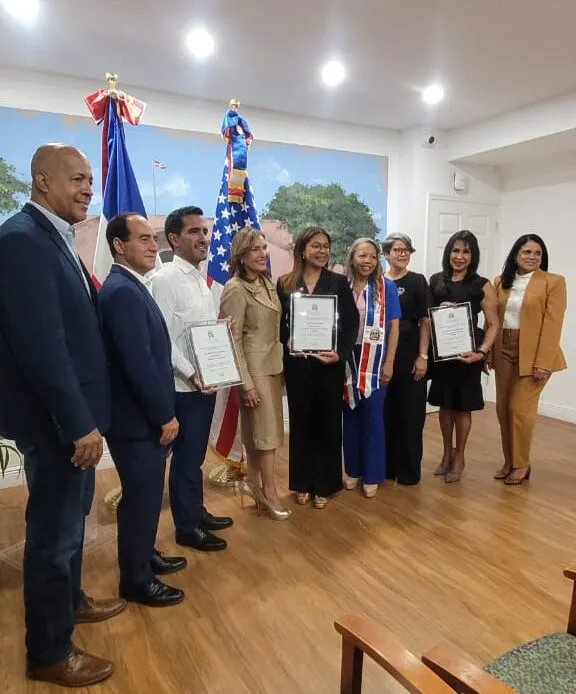 Reconocen-doctores-y-periodistas-de-salud-dominicanos-en-Miami-576x694