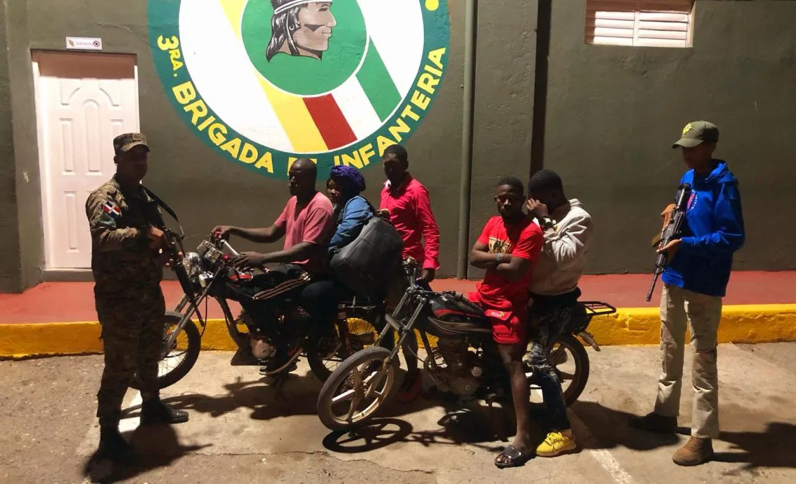 Un-grupo-de-24-haitianos-indocumentados-fue-interceptado-por-patrullas-del-Ejercito-en-Valverde-1140x694