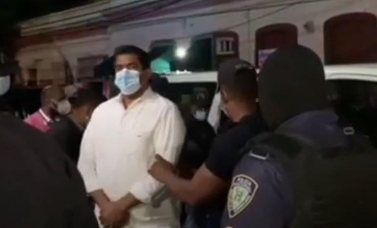 Esta-imagen-muestra-el-momento-en-que-el-suspendido-administrador-de-la-Loteria-Luis-Maisichell-Dicent-era-llevado-a-la-Fiscalia-del-Distrito-Nacional.