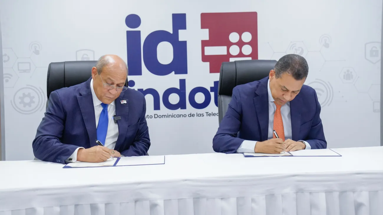 Rafael Santos Badía, director general Infotep y Guido Gomez Mazara Diretor Indotel firman acuerdo