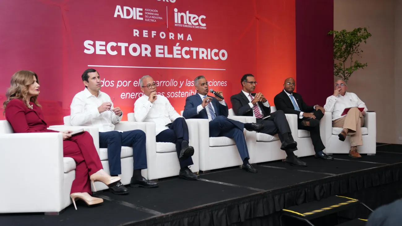Foto 2. Ministro Joel Santos explica los proyectos de generación para atender la demanda eléctrica.