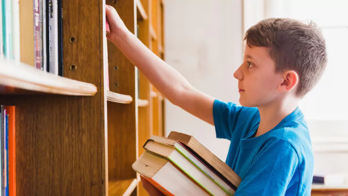 las-escuelas-publicas-de-ee-uu-vetaron-12000-libros-en-el-ultimo-periodo-un-r-20261005-232128-iOLE-1200x675