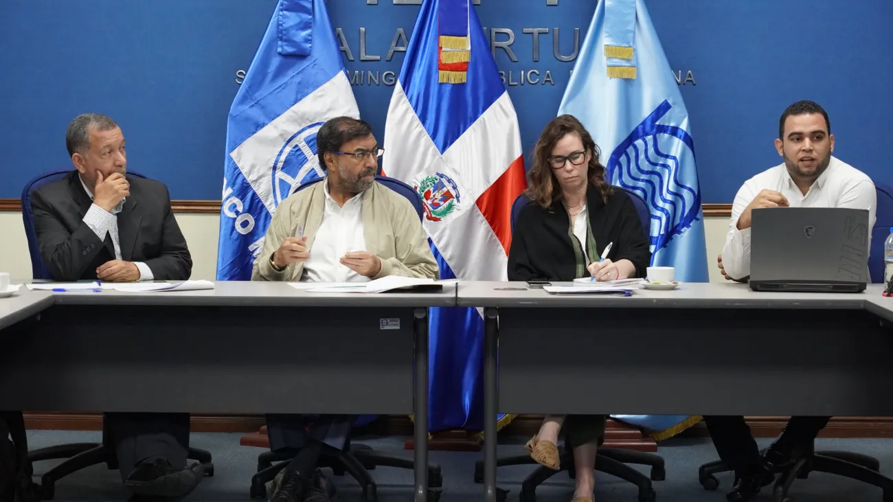 Olmedo Caba Romano, director ejecutivo del INDRHI, junto a representantes del Banco Mundial y entidades nacionales