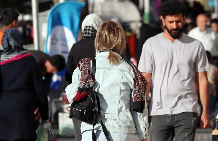 IRAN-MUJER-SIN-VELO-