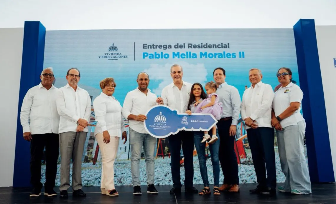 Abinader-y-ministro-Bonilla-benefician-95-familias-en-SDO-con-entrega-de-viviendas-1140x694