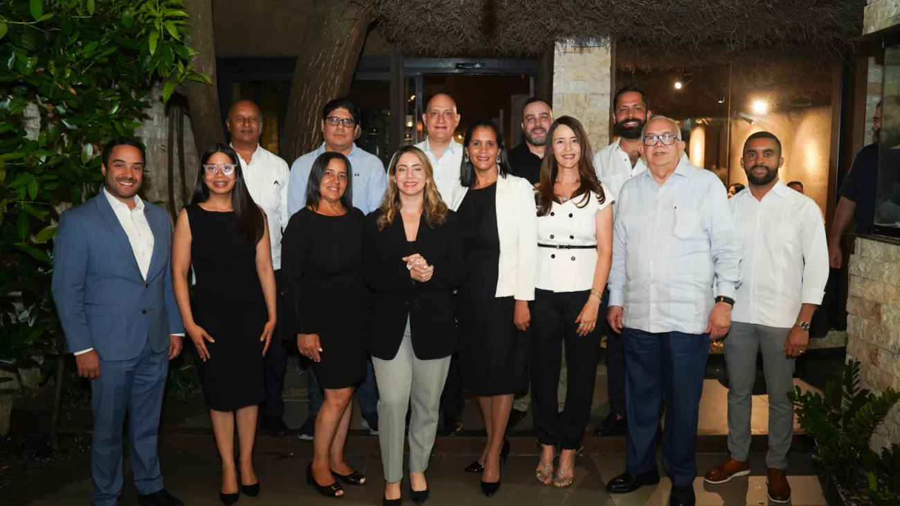 Asistieron Gloria Reyes, directora general de Supérate; Pavel Isa, ministro del MEPyD; Fernando Durán, administrador del Banco Agrícola; Juan Mustafah, director del Bandex; Arturo Bisonó del FIDA, represent