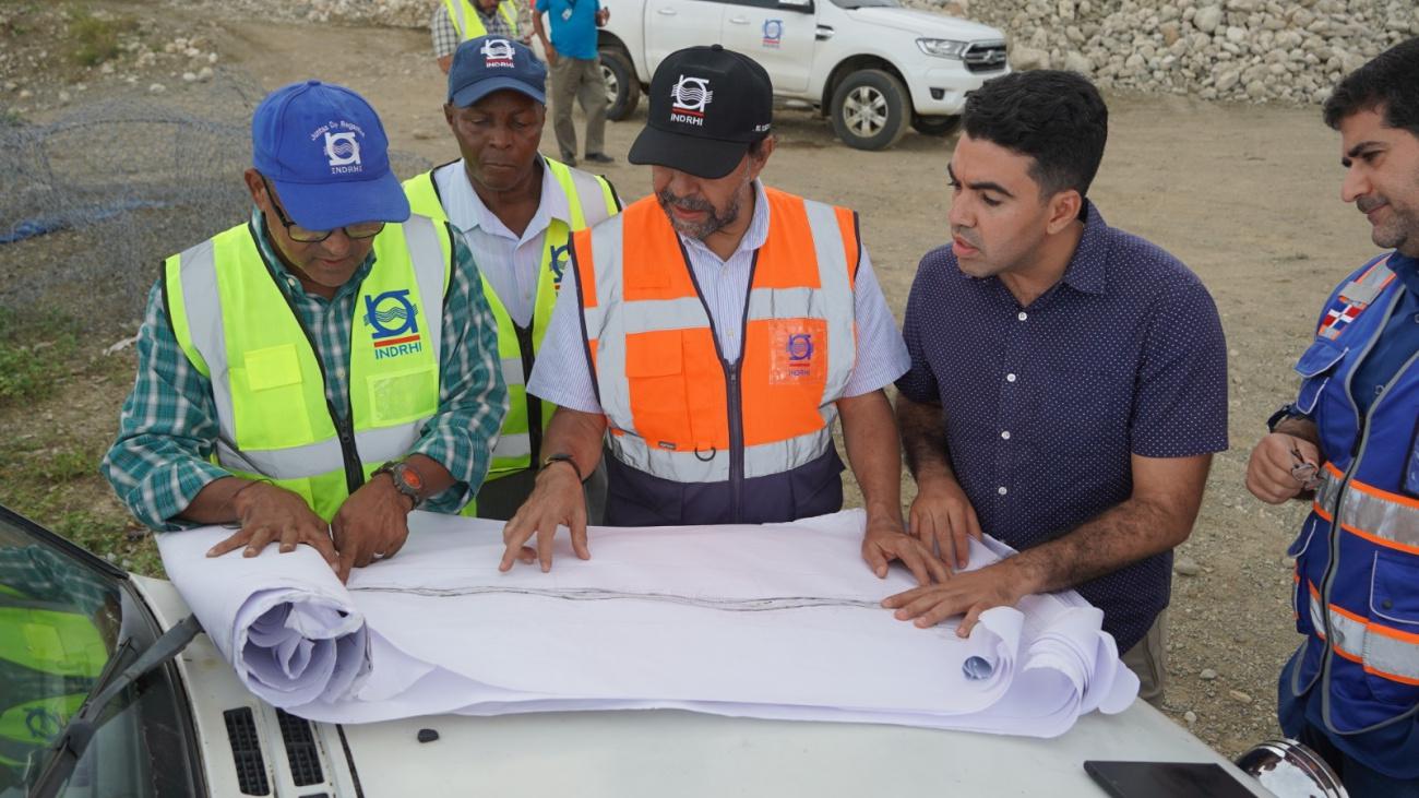Autoridades del INDRHI revisan planos y cronograma de proyecto de encauzamiento en río Baní