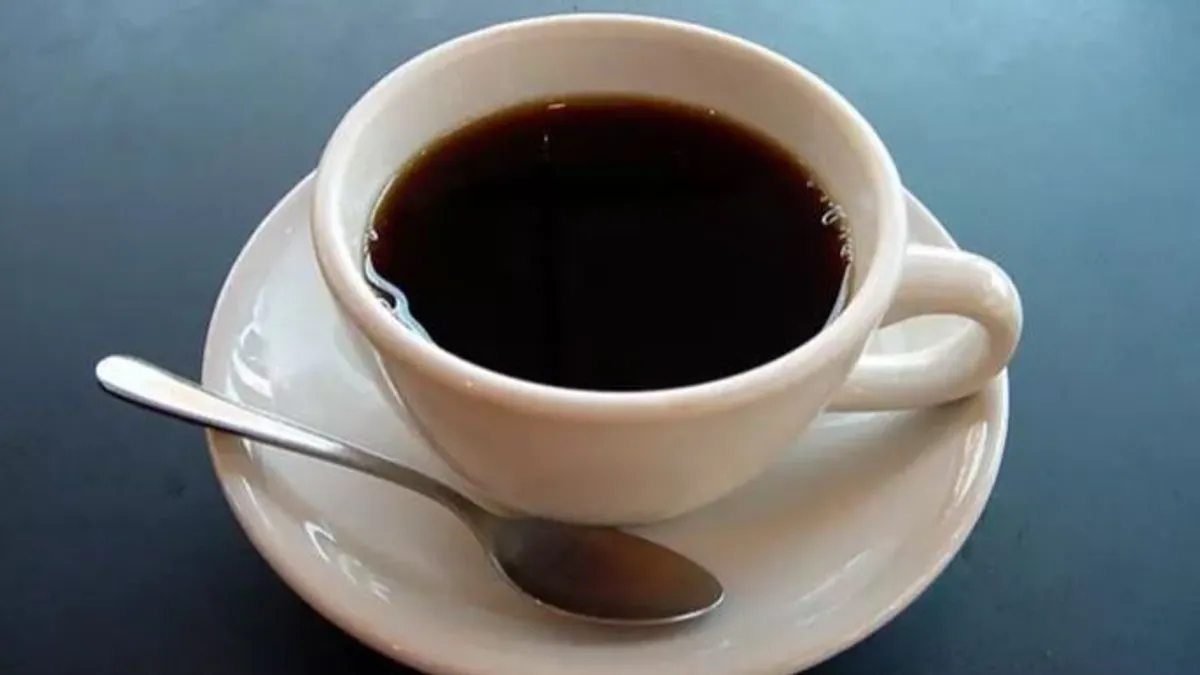el-aviso-de-un-experto-del-cafe-el-color-de-la-taza-influye-en-el-sabor_471f