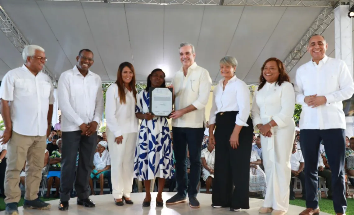 ABINADER-ENTREGA-DE-TITULOS-1140x694