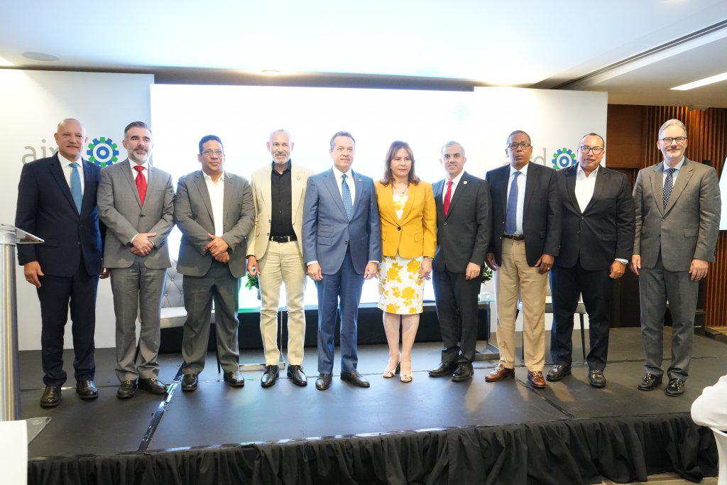 representantes-de-la-industria-del-gobierno-1024x683
