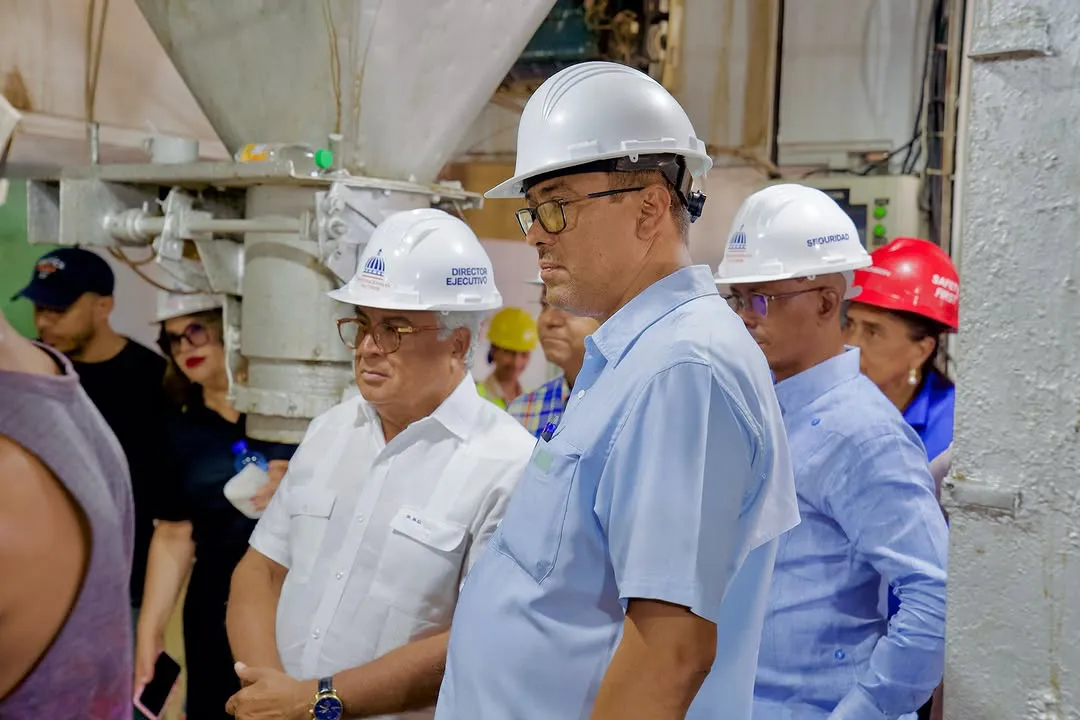 Supervisión en el Ingenio Porvenir   Este viernes, el Dr. Rafael A. Burgos Gómez, director general de @dgbnrdo y @cea_rd, realizó una visita de supervisión para evaluar los avances en el remozamiento y repa (2)